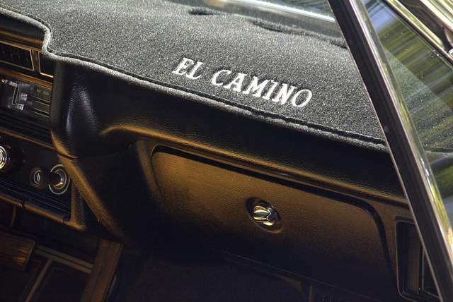 The interior of a car with the word eu camino on the dashboard.